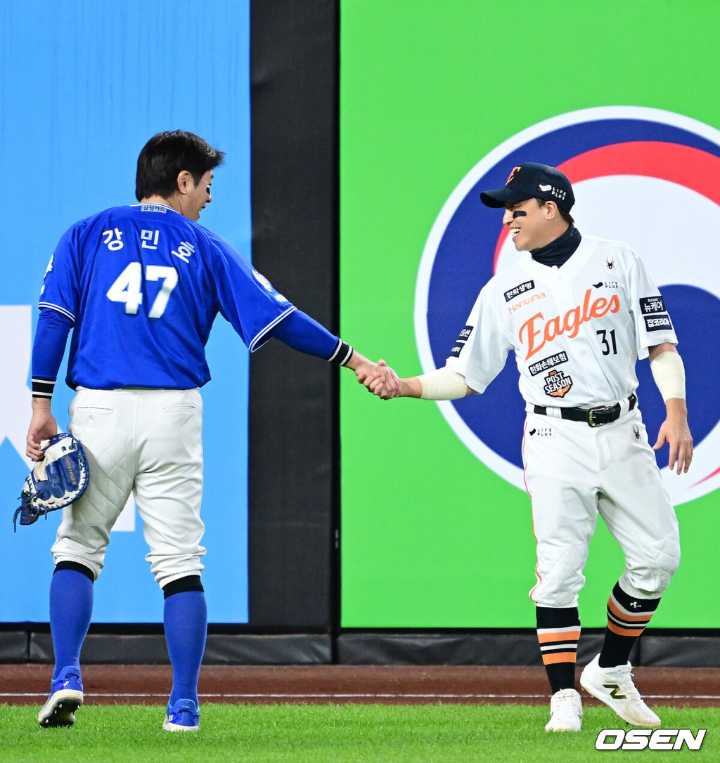 24일 대전 한화생명볼파크에서 ‘2025 신한 SOL Bank KBO리그’ 포스트시즌 플레이오프 5차전 삼성 라이온즈와 한화 이글스의 경기가 열렸다.한화는 코디 폰세, 삼성은 최원태를 선발로 내세웠다.경기를 앞두고 한화 손아섭과 삼성 강민호가 인사를 나누고 있다. 2025.10.24 / dreamer@osen.co.kr