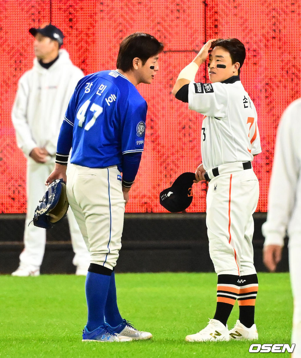 24일 오후 대전 한화생명볼파크에서 2025 신한 SOL Bank KBO리그 포스트시즌 플레이오프 5차전 한화 이글스와 삼성 라이온즈의 경기가 열렸다.한화는 코디 폰세, 삼성은 최원태를 선발 투수로 내세웠다.경기에 앞서 삼성 강민호가 한화 손아섭과 인사를 나누고 있다. 2025.10.24 /jpnews@osen.co.kr