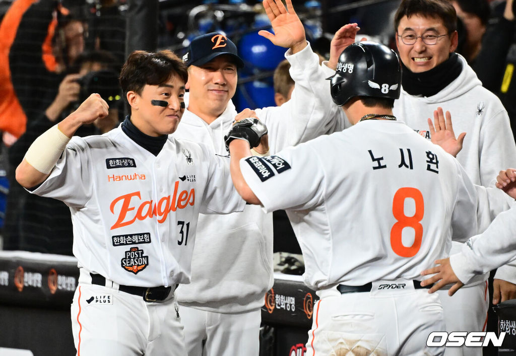 24일 오후 대전 한화생명볼파크에서 2025 신한 SOL Bank KBO리그 포스트시즌 플레이오프 5차전 한화 이글스와 삼성 라이온즈의 경기가 열렸다.한화는 코디 폰세, 삼성은 최원태를 선발 투수로 내세웠다.3회초 1사 1,3루에서 한화 노시환이 채은성의 2타점 적시 2루타에 홈을 밟고 손아섭과 기뻐하고 있다. 2025.10.24 /jpnews@osen.co.kr