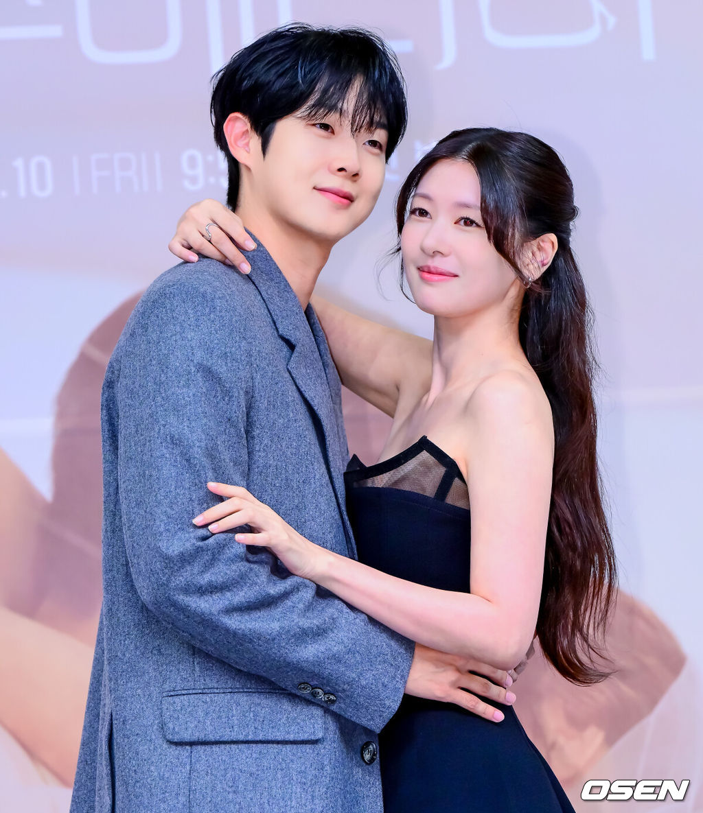 10일 오후 서울 양천구 목동 SBS에서 SBS 새 금토드라마 ‘우주메리미’ 제작발표회가 열렸다.‘우주메리미’는 최고급 신혼집 경품을 사수하려는 두 남녀의 달달살벌한 90일간의 위장 신혼기로, 믿고 보는 배우 최우식(김우주 역)과 로코 여신 정소민(유메리 역)이 만나 탄탄한 연기 시너지를 발휘할 작품으로 기대감을 높이고 있다.배우 최우식, 정소민이 포토타임을 하고 있다. 2025.10.10 /jpnews@osen.co.kr