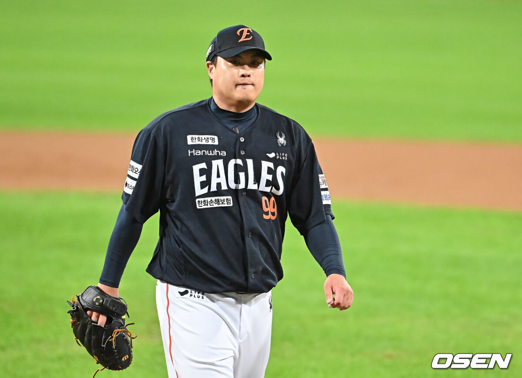 21일 대구 삼성라이온즈파크에서 2025 신한 SOL뱅크 KBO 플레이오프 삼성 라이온즈와 한화 이글스의 3차전 경기가 열렸다. 홈팀 삼성은 후라도가, 방문팀 한화는 류현진이 선발 투수로 출전했다.한화 이글스 류현진이 1회말 수비를 마치고 더그아웃으로 들어가고 있다. 2025.10.21 / foto0307@osen.co.kr