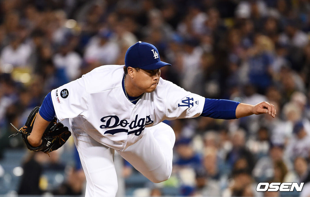 31일(한국시간) 미국 캘리포니아주 로스앤젤레스 다저스타디움에서 2019 메이저리그 LA다저스와 뉴욕 메츠의 경기가 진행됐다.올 시즌 10경기에서 7승 1패 평균자책점 1.66을 기록하고 있는 가운데, 이날 8승 사냥 및 완벽한 5월 마무리에 나선다. 류현진은 5월 5경기 등판해 4승 무패 평균자책점 0.71의 성적은 남겼다. 이날 경기 호투를 펼치면 ‘이달의 투수상’을 기대할 수 있는 상황.4회초 다저스 류현진이 역투하고 있다./ soul1014@osen.co.kr