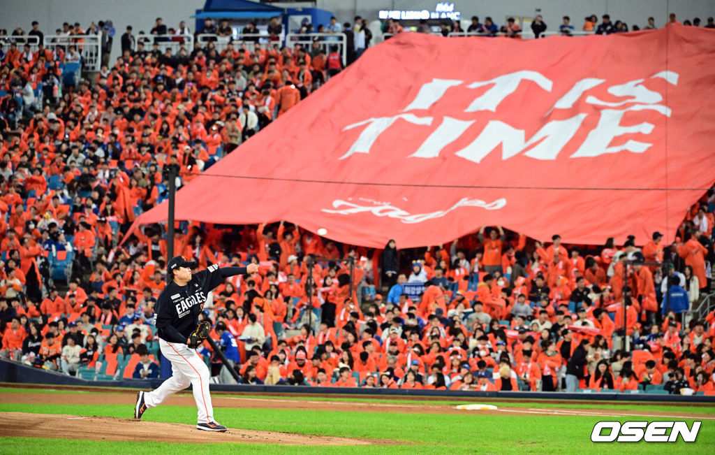 21일 대구 삼성라이온즈파크에서 2025 신한 SOL Bank KBO리그 포스트시즌 플레이오프 3차전 삼성 라이온즈와 한화 이글스의 경기가 열렸다.홈팀 삼성은 후라도, 방문팀 한화는 류현진을 선발로 내세웠다.1회말 마운드에 오른 한화 류현진이 연습피칭을 하고 있다. 2025.10.21 /cej@osen.co.kr