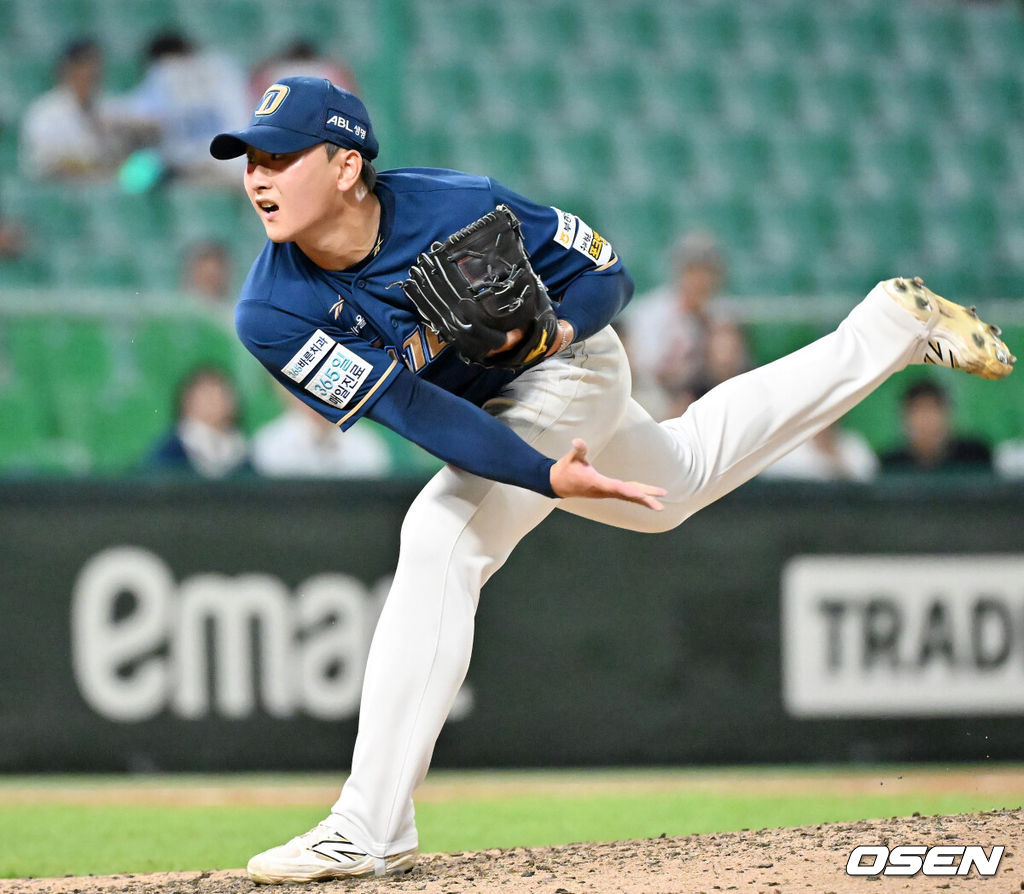 29일 인천 SSG랜더스필드에서 ‘2025 신한 SOL Bank KBO리그’ SSG 랜더스와 NC 다이노스의 경기가 열렸다.홈팀 SSG는 화이트, 어웨이팀 NC는 김녹원을 선발로 내세웠다.8회말 마운드에 오른 NC 이준혁이 힘차게 공을 뿌리고 있다 . 2025.08.29 / rumi@osen.co.kr