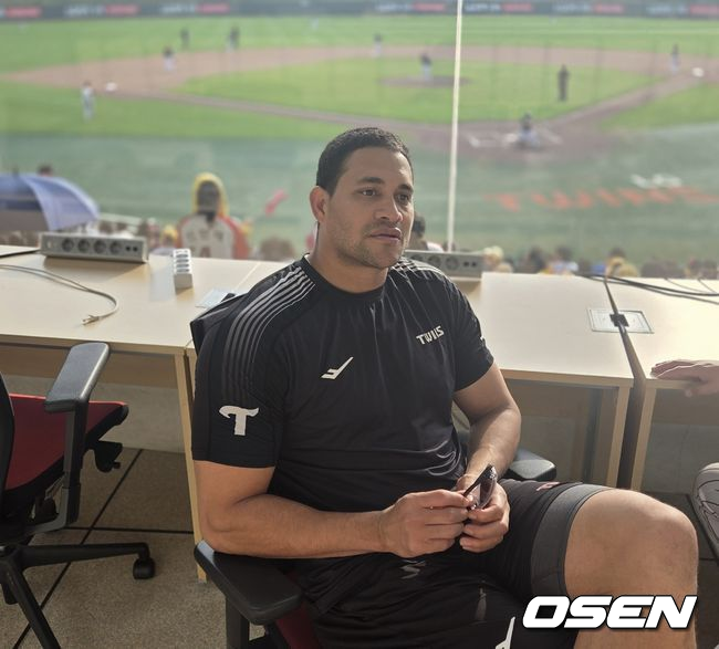 LG 트윈스 외국인 투수 치리노스가 19일 이천 LG챔피언스파크에서 청백전 5이닝 무실점을 기록한 후 취재진과 인터뷰를 하고 있다. /orange@osen.co.kr