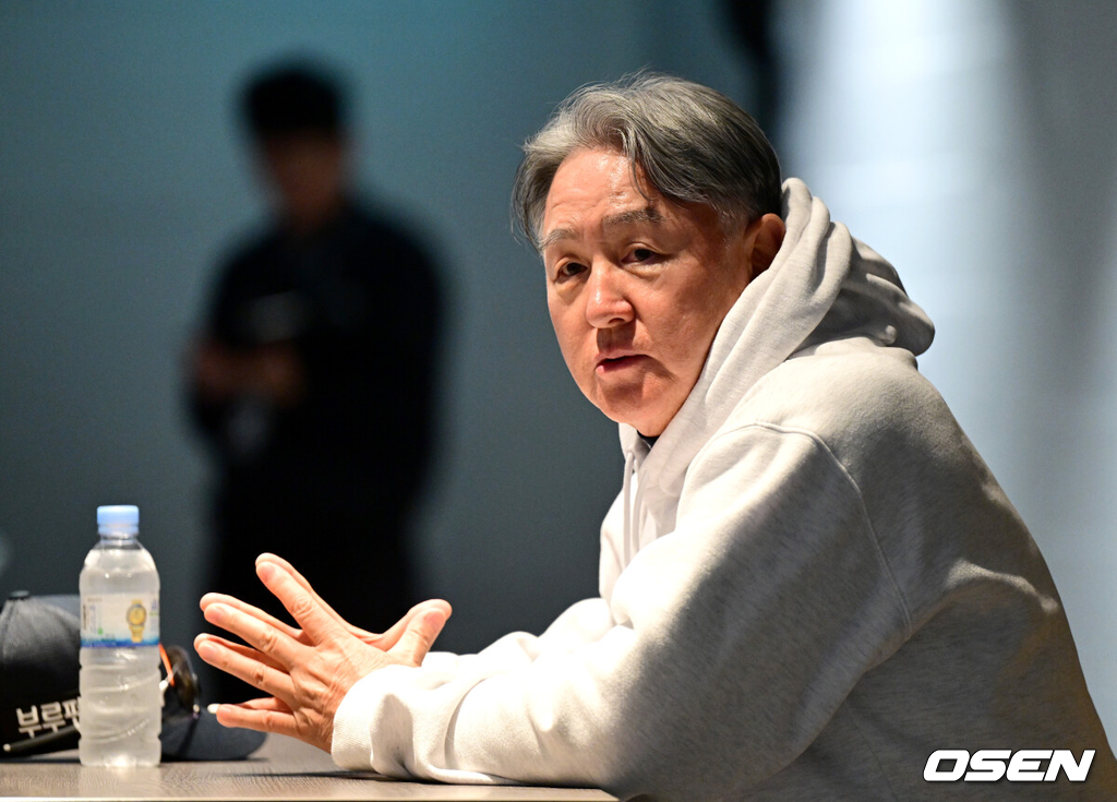 24일 대전 한화생명볼파크에서 ‘2025 신한 SOL Bank KBO리그’ 포스트시즌 플레이오프 5차전 삼성 라이온즈와 한화 이글스의 경기가 열린다.한화는 코디 폰세, 삼성은 최원태를 선발로 내세운다.경기를 앞두고 한화 김경문 감독이 취재진과 질의응답 시간을 갖고 있다. 2025.10.24 / dreamer@osen.co.kr