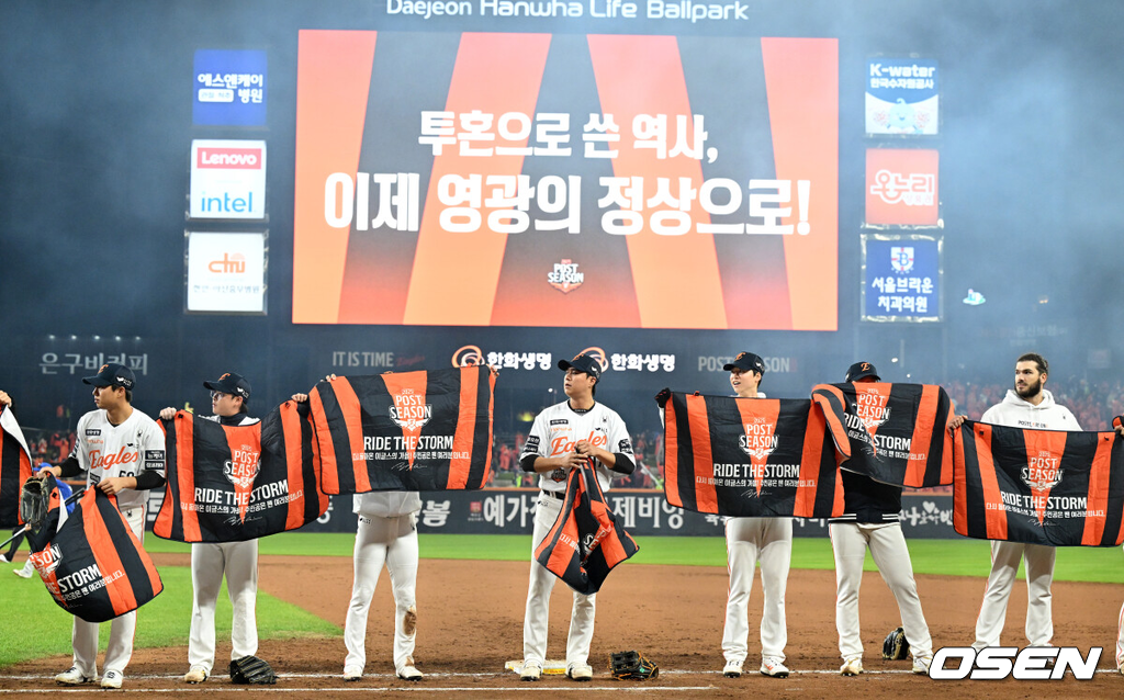 프로야구 한화 이글스는 24일 대전 한화생명볼파크에서 열린 2025 신한 SOL뱅크 KBO 플레이오프(5전 3선승제) 삼성 라이온즈와의 5차전에서 11-2 완승을 거뒀다.정규시즌 2위에 올라 플레이오프에 직행한 한화는 시리즈 전적 3승 2패로 한국시리즈행 티켓을 거머쥐었다. 2006년 이후 19년 만에 한국시리즈 진출이다. 반면 NC 다이노스와 와일드카드 결정전(1승 1패), SSG 랜더스와 준플레이오프(3승 1패)를 거쳐 플레이오프에 오른 4위 삼성은 투혼의 명승부에도 2년 연속 한국시리즈 진출이 좌절됐다. 경기 종료 후 한화 선수들이 관중석을 향해 인사를 하고 있다. 2025.10.24 /sunday@osen.co.kr