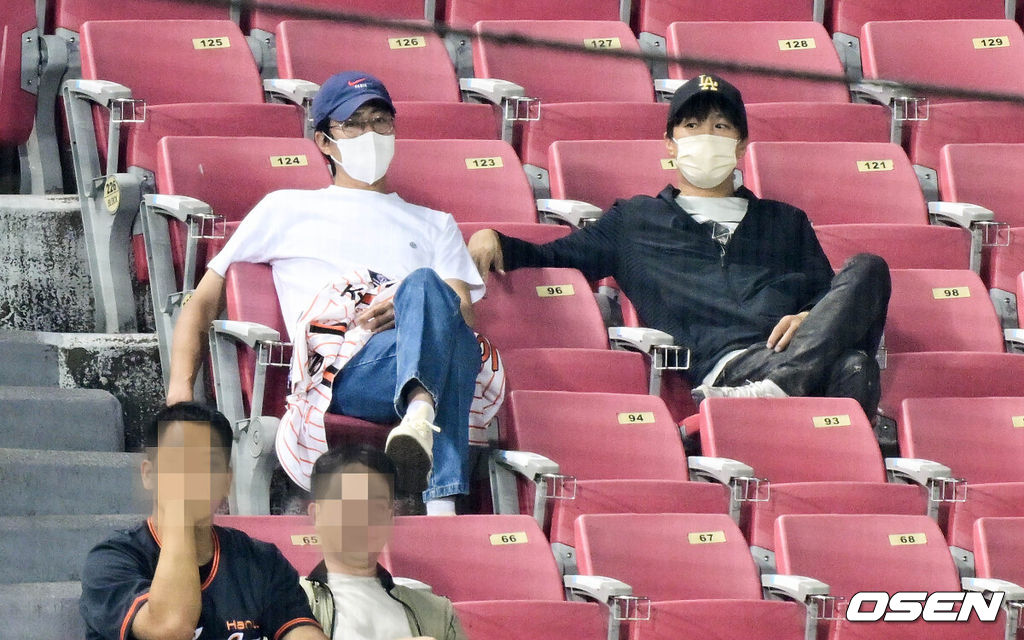 7일 서울 잠실구장에서 2023 신한은행 SOL KBO리그 두산 베어스와 한화 이글스의 경기가 열렸다.배우 조인성, 차태현이 경기를 지켜보고 있다. 2023.06.07 /cej@osen.co.kr