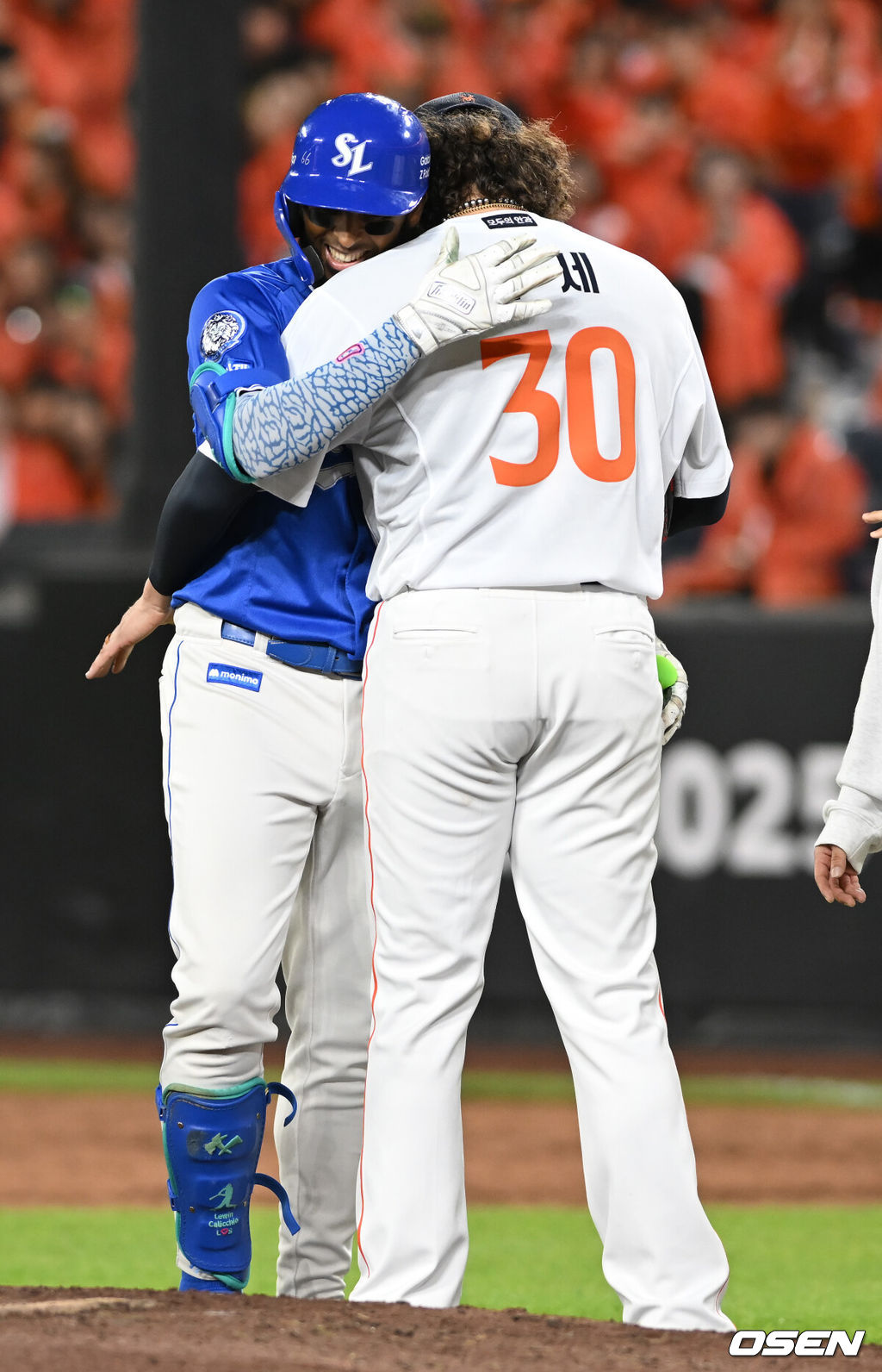 24일 오후 대전 한화생명볼파크에서 2025 신한 SOL Bank KBO리그 포스트시즌 플레이오프 5차전 한화 이글스와 삼성 라이온즈의 경기가 열렸다.한화는 코디 폰세, 삼성은 최원태를 선발 투수로 내세웠다.3회초 1사 1루 디아스가 자신의 타구에 맞은 폰세를 위로하고 있다. 2025.10.24 /spjj@osen.co.kr