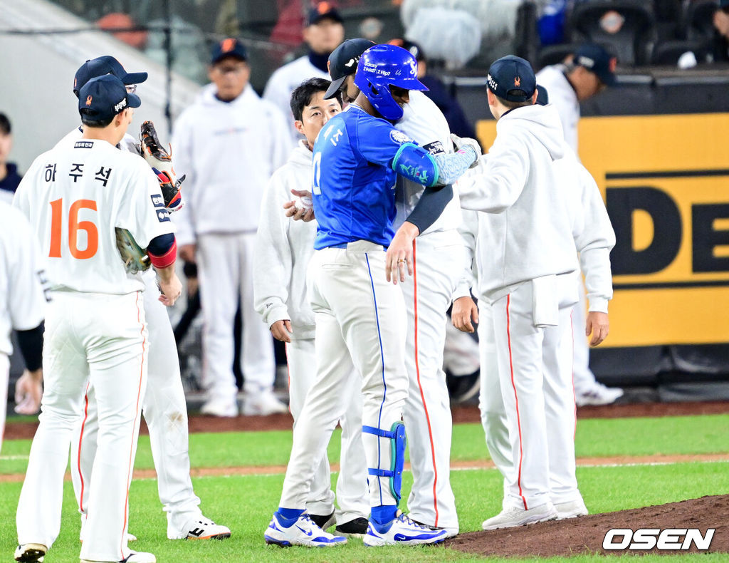 24일 대전 한화생명볼파크에서 ‘2025 신한 SOL Bank KBO리그’ 포스트시즌 플레이오프 5차전 삼성 라이온즈와 한화 이글스의 경기가 열렸다.한화는 코디 폰세, 삼성은 최원태를 선발로 내세웠다.3회초 1사 1루 상황 삼성 디아즈의 내야 땅볼 때 한화 선발 폰세가 타구에 몸을 맞았다. 아웃되며 더그아웃으로 향하던 디아즈가 폰세에게 미안함을 전하며 포옹을 나누고 있다. 2025.10.24 / dreamer@osen.co.kr