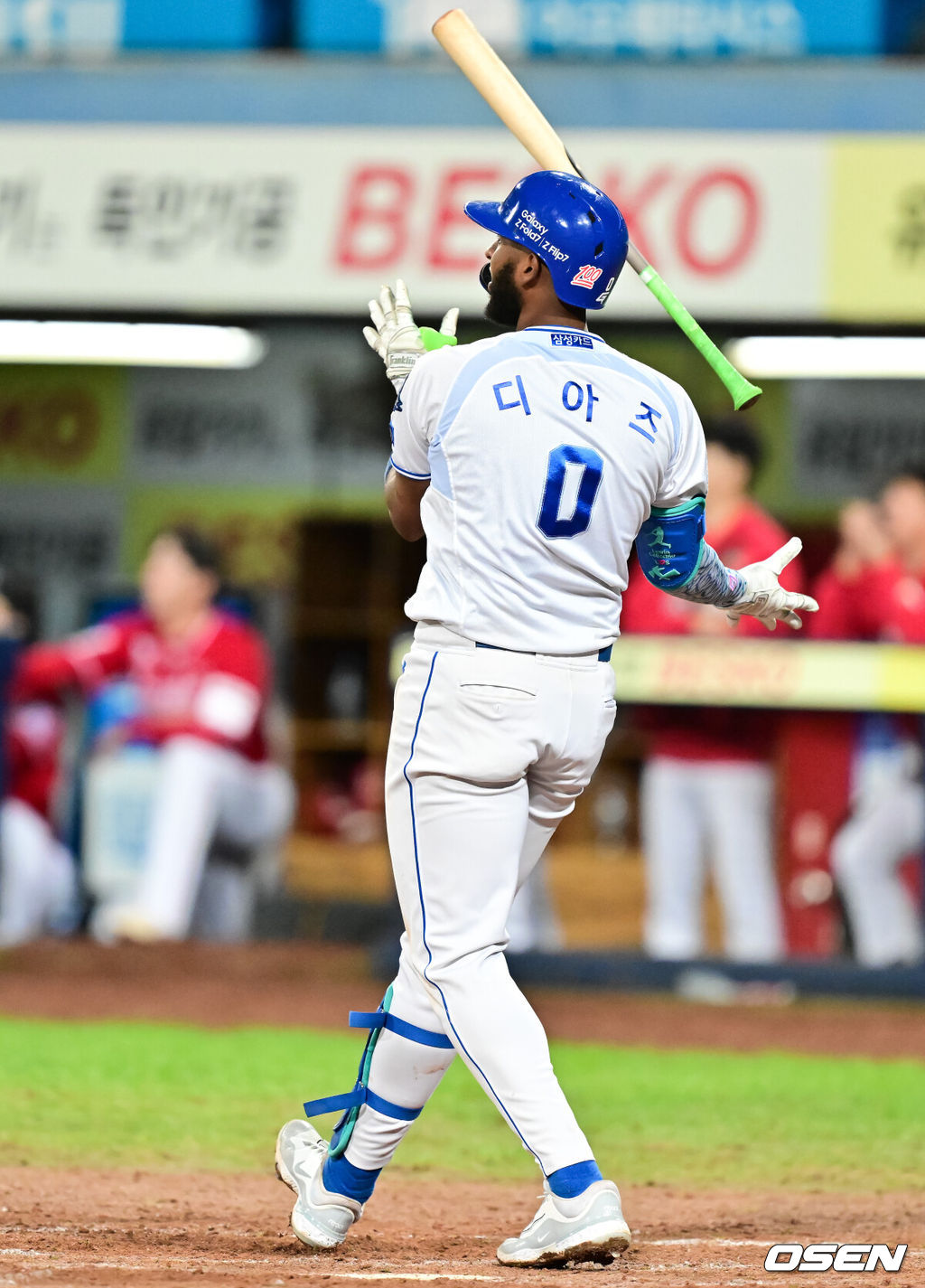 14일 대구 삼성라이온즈파크에서 ‘2025 신한 SOL뱅크 KBO리그’ 준플레이오프(5전 3선승제) 4차전 삼성 라이온즈와 SSG 랜더스의 경기가 열렸다.삼성은 아리엘 후라도, SSG는 김광현을 선발로 내세웠다.8회말 2사 1루 삼성 디아즈가 재역전 2점 홈런을 날리고 있다   2025.10.14 / soul1014@osen.co.kr