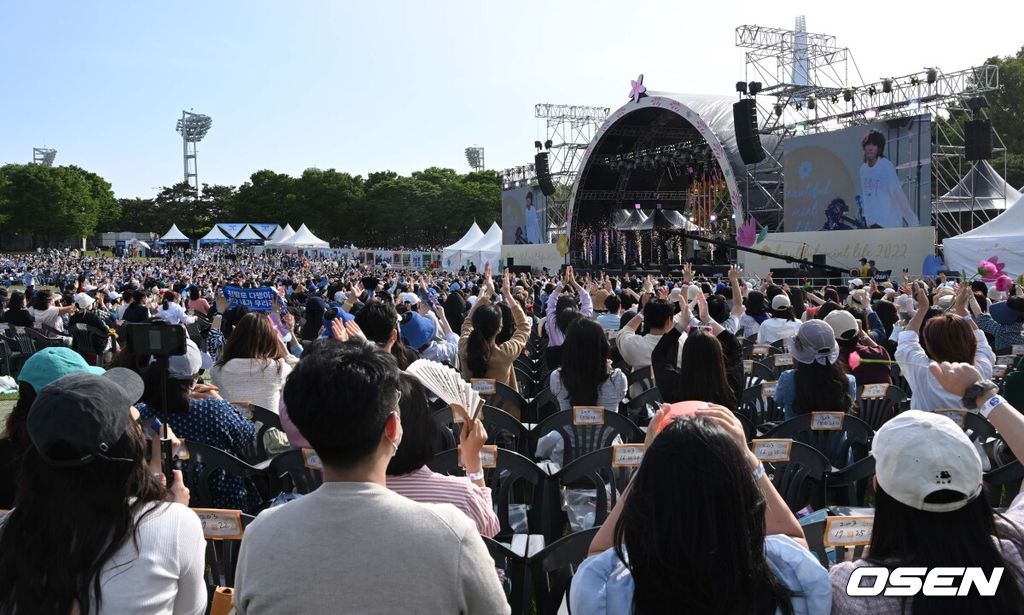  14일 오후 서울 송파구 올림픽공원 88잔디광장에서 ‘뷰티풀 민트 라이프 2022(Beautiful Mint Life 2022/ 이하 뷰민라)’ 공연이 열렸다.관객들이 이승윤의 공연을 즐기고 있다. 2022.05.14 /cej@osen.co.kr