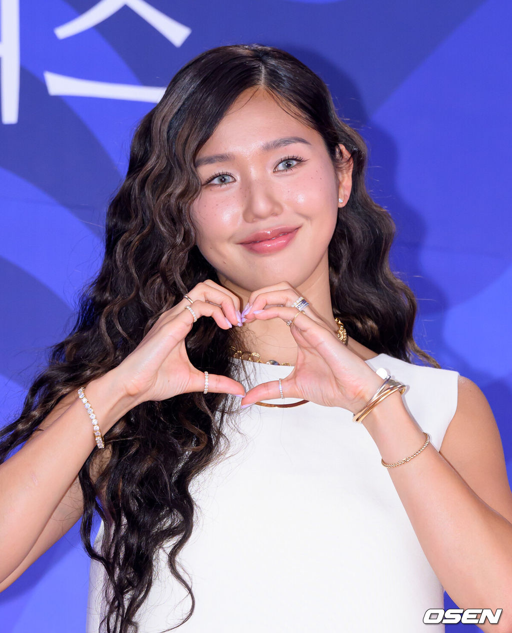 제4회 청룡시리즈어워즈 레드카펫 및 포토월 행사가 18일 인천 파라다이스시티에서 열렸다.청룡시리즈어워즈는 2022년 대한민국 최초로 시도된 오리지널 스트리밍 시리즈를 대상으로 하는 시상식이다. 사회는 전현무와 임윤아로 4년 연속 호흡을 맞춘다.오마이걸 미미가 레드카펫을 밟고 있다. 2025.07.18 /sunday@osen.co.kr  