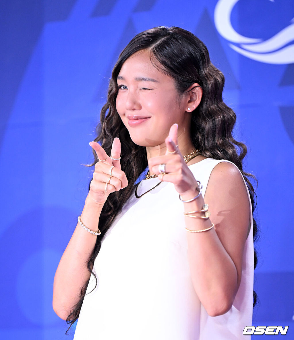 제4회 청룡시리즈어워즈 레드카펫 및 포토월 행사가 18일 인천 파라다이스시티에서 열렸다.청룡시리즈어워즈는 2022년 대한민국 최초로 시도된 오리지널 스트리밍 시리즈를 대상으로 하는 시상식이다. 사회는 전현무와 임윤아로 4년 연속 호흡을 맞춘다.가수 미미가 포즈를 취하고 있다. 2025.07.18 / jpnews@osen.co.kr