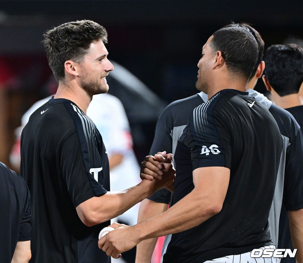 프로야구 LG 트윈스가 우승의 마지막 퍼즐을 찾았다. 새 외국인 투수가 완벽한 데뷔전을 치르며 승리를 이끌었다. LG는 10일 수원 KT위즈파크에서 열린 2025 KBO리그 KT 위즈와 경기에서 11-2로 승리했다. LG의 새 외국인 투수 톨허스트는 KBO리그 데뷔전에서 완벽투를 뽐냈다. 7이닝 동안 77구를 던지며 2피안타 7탈삼진 무실점으로 승리 투수가 됐다.경기를 마치고 LG 승리투수 톨허스트가 치리노스와 인사를 나누고 있다. 2025.08.12 / dreamer@osen.co.kr