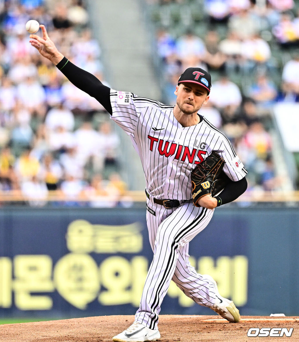 프로야구 삼성 라이온즈가 LG 트윈스를 꺾고 4연승을 달렸다. 삼성은 20일 서울 잠실구장에서 열린 2025 KBO리그 LG와 경기에서 14-4로 크게 승리했다. 홈런 2방을 포함해 장단 17안타를 터뜨렸다. LG는 이날 패배했지만, 2위 한화 이글스가 KT 위즈에 덜미를 잡히면서 매직넘버를 '6'에서 '5'로 한 개 줄였다. 1회 LG 톨허스트가 역투하고 있다. 2025.09.20 /jpnews@osen.co.kr