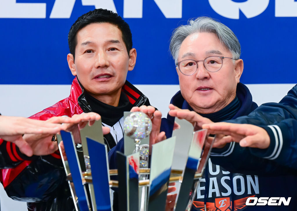 25일 오후 서울 잠실야구장에서 2025 신한 SOL뱅크 KBO 한국시리즈 미디어데이가 열렸다.2023시즌 통합우승 이후 2년 만에 통합우승을 노리는 LG는 염경엽 감독과 주장 박해민, 임찬규, 2006년 이후 19년 만에 한국시리즈 무대에 오른 한화에서는 김경문 감독과 주장 채은성, 정우주가 참석했다. LG 엽경엽 감독, 한화 김경문 감독이 포토타임을 하고 있다. 2025.10.25 /jpnews@osen.co.kr