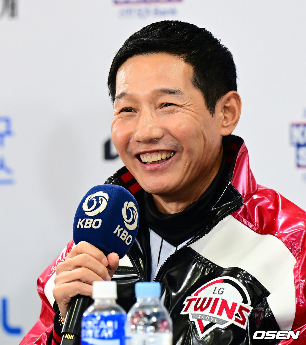 25일 오후 서울 잠실야구장에서 2025 신한 SOL뱅크 KBO 한국시리즈 미디어데이가 열렸다.2023시즌 통합우승 이후 2년 만에 통합우승을 노리는 LG는 염경엽 감독과 주장 박해민, 임찬규, 2006년 이후 19년 만에 한국시리즈 무대에 오른 한화에서는 김경문 감독과 주장 채은성, 정우주가 참석했다. LG 염경엽 감독이 질문에 답을 하고 있다. 2025.10.25 /jpnews@osen.co.kr