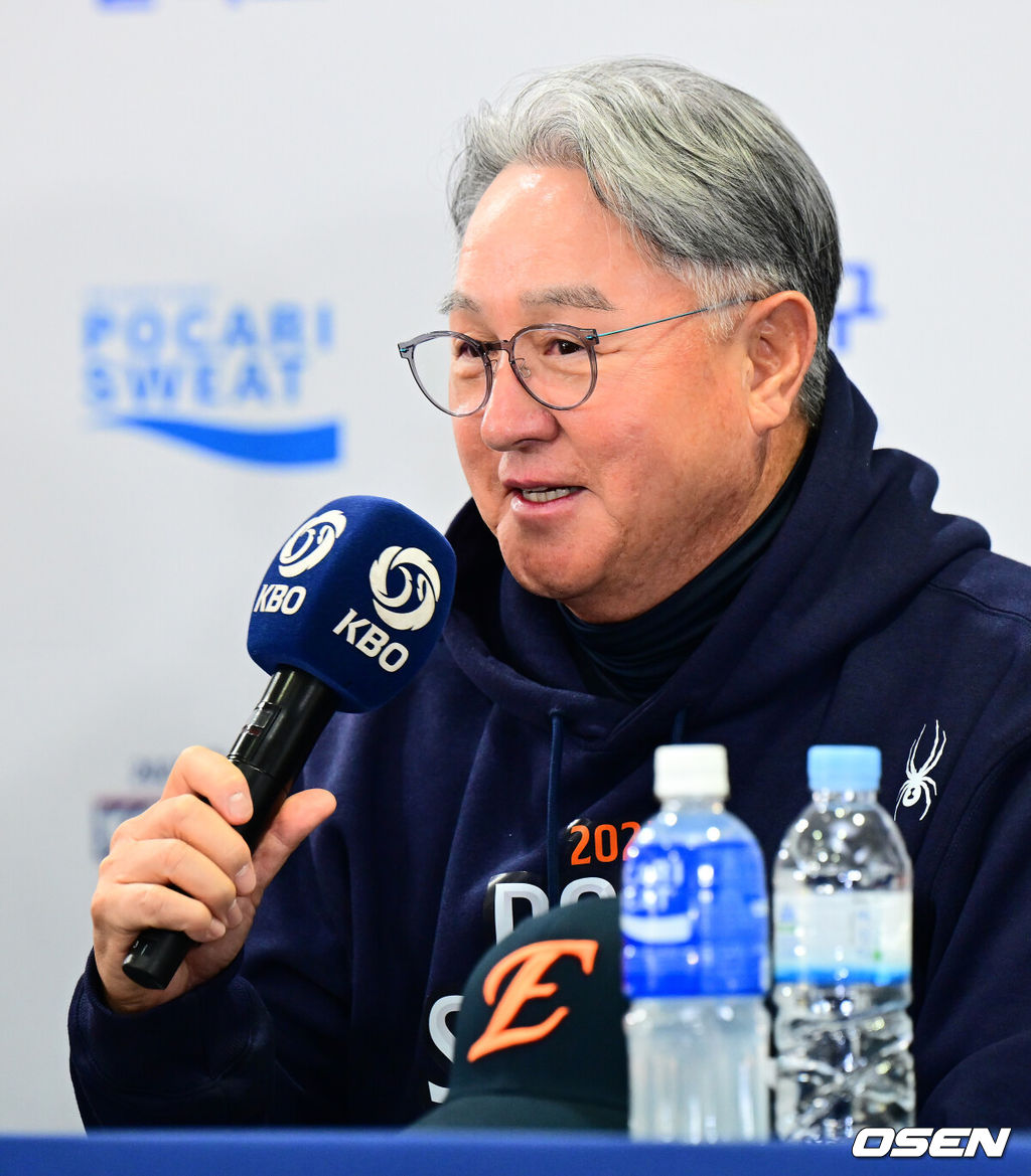 25일 오후 서울 잠실야구장에서 2025 신한 SOL뱅크 KBO 한국시리즈 미디어데이가 열렸다.2023시즌 통합우승 이후 2년 만에 통합우승을 노리는 LG는 염경엽 감독과 주장 박해민, 임찬규, 2006년 이후 19년 만에 한국시리즈 무대에 오른 한화에서는 김경문 감독과 주장 채은성, 정우주가 참석했다. 한화 김경문 감독이 질문에 답을 하고 있다. 2025.10.25 /jpnews@osen.co.kr