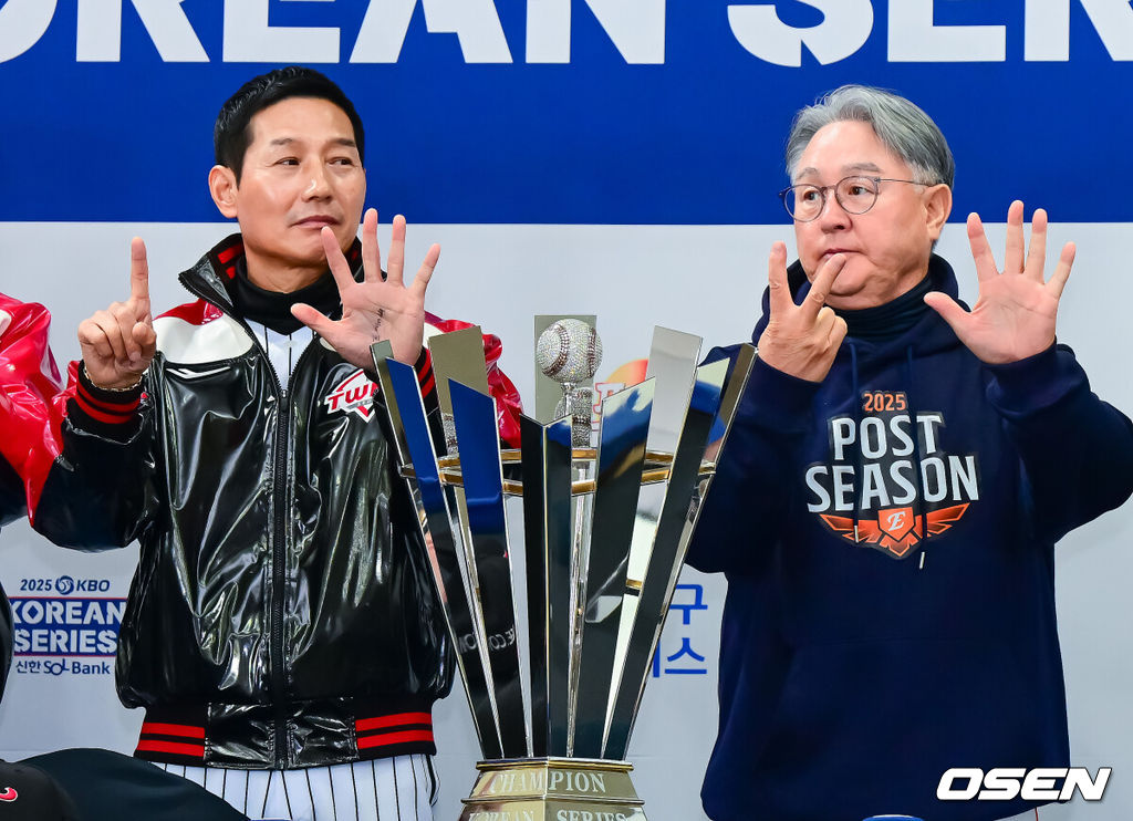 25일 오후 서울 잠실야구장에서 2025 신한 SOL뱅크 KBO 한국시리즈 미디어데이가 열렸다.2023시즌 통합우승 이후 2년 만에 통합우승을 노리는 LG는 염경엽 감독과 주장 박해민, 임찬규, 2006년 이후 19년 만에 한국시리즈 무대에 오른 한화에서는 김경문 감독과 주장 채은성, 정우주가 참석했다. LG 염경엽 감독, 한화 김경문 감독이 한국시리즈가 몇 차전까지 갈지 손가락으로 전망하며 포즈를 취하고 있다. 염경엽 감독은 6차전, 김경문 감독은 7차전을 꼽았다. 2025.10.25 /jpnews@osen.co.kr