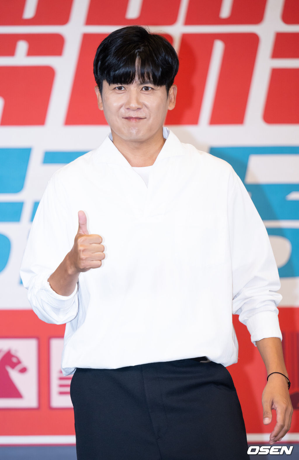 2일 오후 서울 서초구 더 리버사이드 호텔 강남에서 JTBC 예능 ‘택배는 몽골몽골’ 제작발표회가 열렸다. 가수 홍경민이 취재진을 향해 포즈를 취하고 있다. 2023.08.02 /ksl0919@osen.co.kr