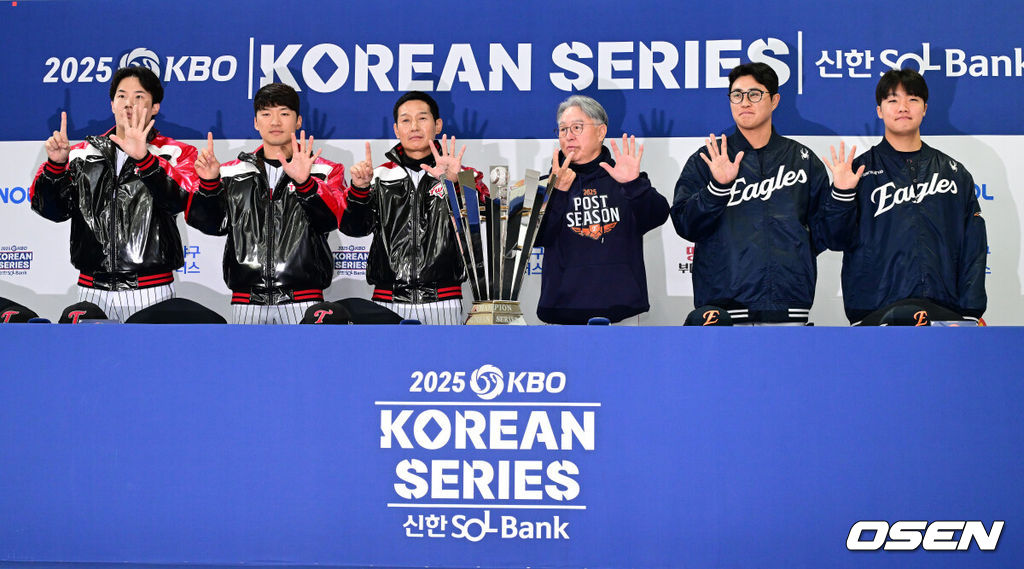 25일 오후 서울 잠실야구장에서 2025 신한 SOL뱅크 KBO 한국시리즈 미디어데이가 열렸다.2023시즌 통합우승 이후 2년 만에 통합우승을 노리는 LG는 염경엽 감독과 주장 박해민, 임찬규, 2006년 이후 19년 만에 한국시리즈 무대에 오른 한화에서는 김경문 감독과 주장 채은성, 정우주가 참석했다. LG 임찬규, 박해민, 염경엽 감독, 한화 김경문 감독, 채은성, 정우주가 포토타임을 하고 있다. 2025.10.25 /jpnews@osen.co.kr