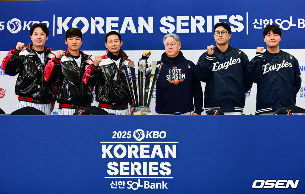 25일 오후 서울 잠실야구장에서 2025 신한 SOL뱅크 KBO 한국시리즈 미디어데이가 열렸다.2023시즌 통합우승 이후 2년 만에 통합우승을 노리는 LG는 염경엽 감독과 주장 박해민, 임찬규, 2006년 이후 19년 만에 한국시리즈 무대에 오른 한화에서는 김경문 감독과 주장 채은성, 정우주가 참석했다. LG 임찬규, 박해민, 염경엽 감독, 한화 김경문 감독, 채은성, 정우주가 포토타임을 하고 있다. 2025.10.25 /jpnews@osen.co.kr