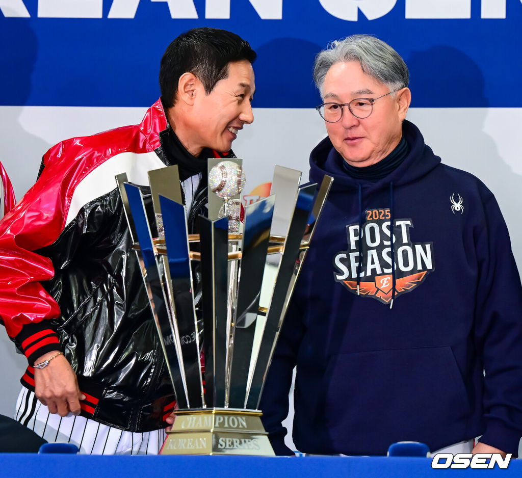 25일 오후 서울 잠실야구장에서 2025 신한 SOL뱅크 KBO 한국시리즈 미디어데이가 열렸다.2023시즌 통합우승 이후 2년 만에 통합우승을 노리는 LG는 염경엽 감독과 주장 박해민, 임찬규, 2006년 이후 19년 만에 한국시리즈 무대에 오른 한화에서는 김경문 감독과 주장 채은성, 정우주가 참석했다. LG 염경엽 감독, 한화 김경문 감독이 이야기를 나누고 있다. 2025.10.25 /jpnews@osen.co.kr