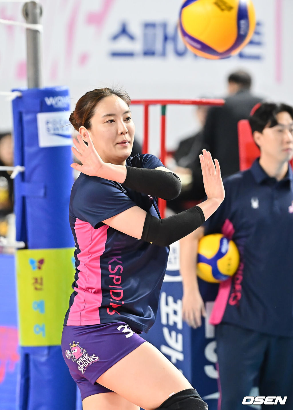 25일 김천실내체육관에서 진에어 2025-2026시즌 V리그 여자부 한국도로공사와 흥국생명의 경기가 열린다. 배구 예능 프로그램 '신인 감독 김연경'에서 세터로 존재감을 보여준 베테랑 이나연이 여자 프로배구 흥국생명 유니폼을 입고 제2의 배구 인생을 시작한다.흥국생명 이나연이 경기 전 준비운동을 하고 있다. 2025.10.25 / foto0307@osen.co.kr