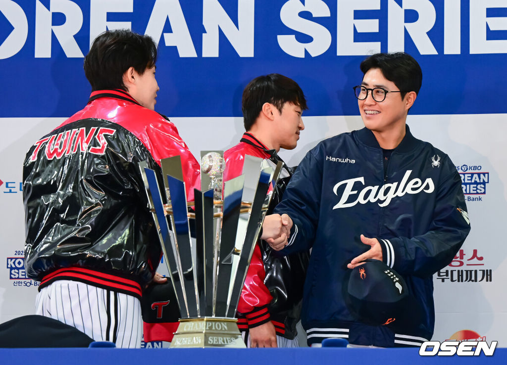 25일 오후 서울 잠실야구장에서 2025 신한 SOL뱅크 KBO 한국시리즈 미디어데이가 열렸다.2023시즌 통합우승 이후 2년 만에 통합우승을 노리는 LG는 염경엽 감독과 주장 박해민, 임찬규, 2006년 이후 19년 만에 한국시리즈 무대에 오른 한화에서는 김경문 감독과 주장 채은성, 정우주가 참석했다. 한화 채은성이 LG 임찬규, 박해민과 악수를 나누고 있다. 2025.10.25 /jpnews@osen.co.kr