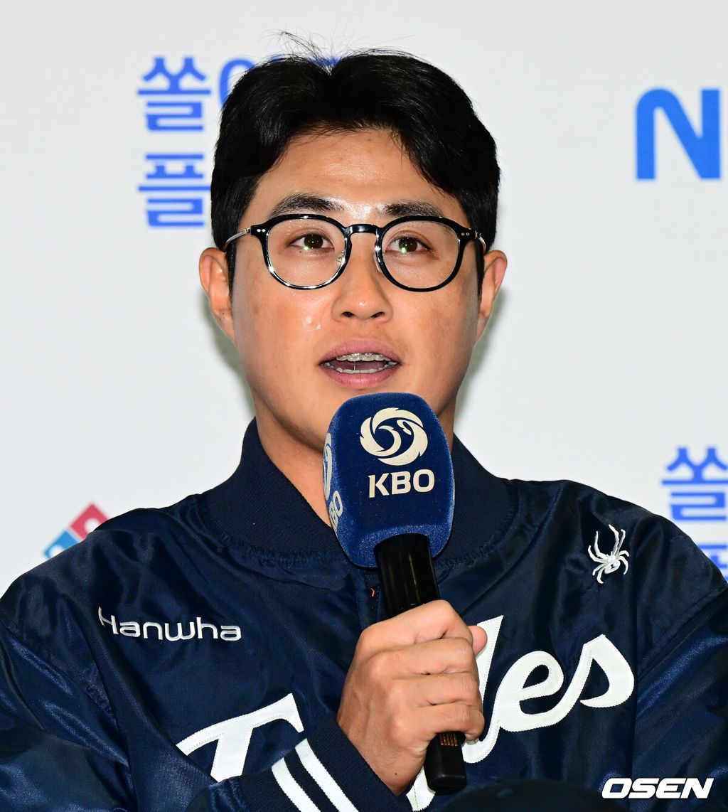 25일 오후 서울 잠실야구장에서 2025 신한 SOL뱅크 KBO 한국시리즈 미디어데이가 열렸다.2023시즌 통합우승 이후 2년 만에 통합우승을 노리는 LG는 염경엽 감독과 주장 박해민, 임찬규, 2006년 이후 19년 만에 한국시리즈 무대에 오른 한화에서는 김경문 감독과 주장 채은성, 정우주가 참석했다. 한화 채은성이 출사표를 말하고 있다. 2025.10.25 /jpnews@osen.co.kr