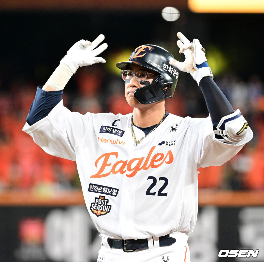 24일 오후 대전 한화생명볼파크에서 2025 신한 SOL Bank KBO리그 포스트시즌 플레이오프 5차전 한화 이글스와 삼성 라이온즈의 경기가 열렸다.한화는 코디 폰세, 삼성은 최원태를 선발 투수로 내세웠다.5회말 무사 2,3루에서 한화 채은성이 우중간 적시타를 치고 환호하고 있다. 2025.10.24 /sunday@osen.co.kr