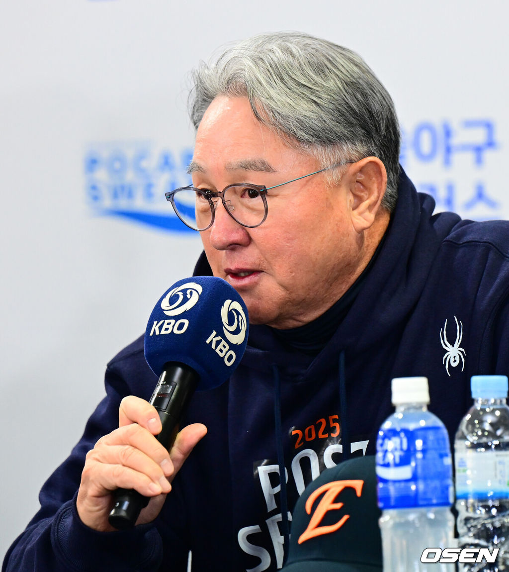 25일 오후 서울 잠실야구장에서 2025 신한 SOL뱅크 KBO 한국시리즈 미디어데이가 열렸다.2023시즌 통합우승 이후 2년 만에 통합우승을 노리는 LG는 염경엽 감독과 주장 박해민, 임찬규, 2006년 이후 19년 만에 한국시리즈 무대에 오른 한화에서는 김경문 감독과 주장 채은성, 정우주가 참석했다. 한화 김경문 감독이 질문에 답을 하고 있다. 2025.10.25 /jpnews@osen.co.kr