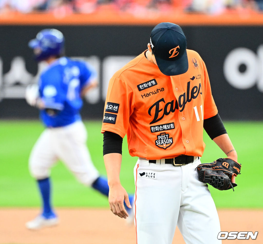 19일 오후 대전 한화생명볼파크에서 2025 신한 SOL Bank KBO리그 포스트시즌 플레이오프 2차전 한화 이글스와 삼성 라이온즈의 경기가 열렸다.한화는 라이언 와이스, 삼성은 최원태를 선발 투수로 내세웠다.9회초 2사 1루에서 한화 엄상백이 삼성 강민호에 좌월 투런포를 허용하며 아쉬워하고 있다. 2025.10.19 /jpnews@osen.co.kr