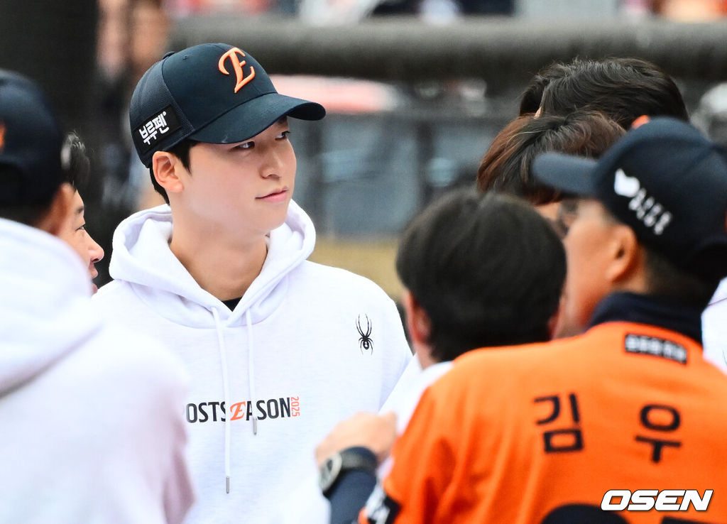 18일 오후 대전 한화생명볼파크에서 2025 신한 SOL Bank KBO리그 포스트시즌 플레이오프 1차전 한화 이글스와 삼성 라이온즈의 경기가 열렸다.한화는 폰세, 삼성은 가라비토를 선발 투수로 내세웠다.한화 엄상백이 경기를 준비하고 있다. 2025.10.18 /jpnews@osen.co.kr