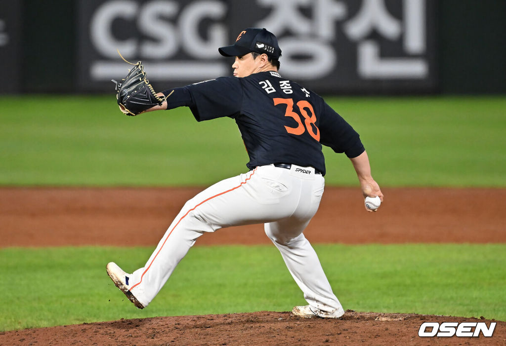 9일 부산 사직야구장에서 2025 신한 SOL 뱅크 KBO 리그 롯데 자이언츠와 한화 이글스의 경기가 열렸다. 홈팀 롯데는 박세웅이, 방문팀 한화는 와이스가 선발 출전했다.한화 이글스 김종수가 역투하고 있다. 2025.09.09 / foto0307@osen.co.kr