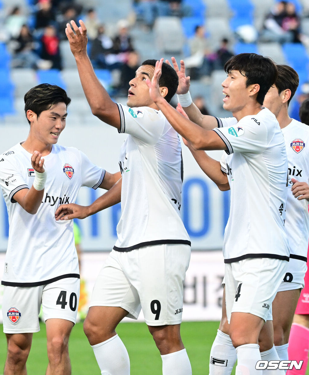 25일 수원종합운동장에서 하나은행 K리그1 2025 34라운드(파이널 라운드 1라운드) 수원FC와 제주SK의 경기가 열렸다.홈팀 수원FC는 승점 38(10승 8무 15패)로 10위, 원정팀 제주는 승점 32(8승 8무 17패)로 11위를 기록 중이다.전반 제주SK 조나탄이 선제골 세리머니를 하고 있다. 2025.10.25 /cej@osen.co.kr