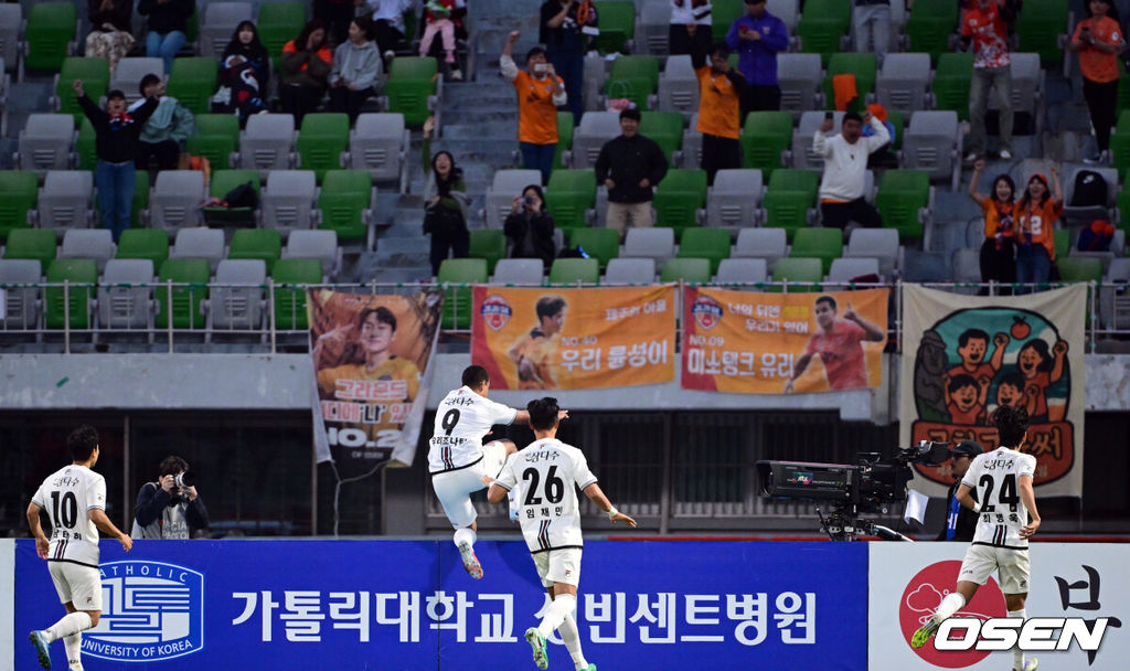 25일 수원종합운동장에서 하나은행 K리그1 2025 34라운드(파이널 라운드 1라운드) 수원FC와 제주SK의 경기가 열렸다.홈팀 수원FC는 승점 38(10승 8무 15패)로 10위, 원정팀 제주는 승점 32(8승 8무 17패)로 11위를 기록 중이다.후반 제주SK 조나탄(9번)이 패널니킥으로 팀의 두 번째 골을 성공한 뒤 세리머니를 하고 있다. 2025.10.25 /cej@osen.co.kr