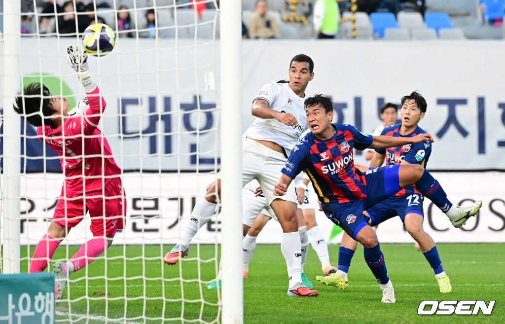 25일 수원종합운동장에서 하나은행 K리그1 2025 34라운드(파이널 라운드 1라운드) 수원FC와 제주SK의 경기가 열렸다.홈팀 수원FC는 승점 38(10승 8무 15패)로 10위, 원정팀 제주는 승점 32(8승 8무 17패)로 11위를 기록 중이다.전반 제주SK 조나탄이 선제골을 넣고 있다. 2025.10.25 /cej@osen.co.kr