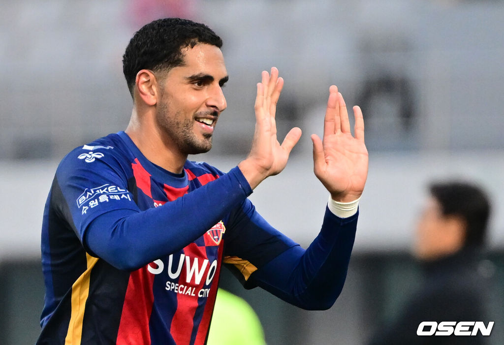 25일 수원종합운동장에서 하나은행 K리그1 2025 34라운드(파이널 라운드 1라운드) 수원FC와 제주SK의 경기가 열렸다.홈팀 수원FC는 승점 38(10승 8무 15패)로 10위, 원정팀 제주는 승점 32(8승 8무 17패)로 11위를 기록 중이다.전반 수원FC 싸박이 동점골을 넣은 뒤 김은중 감독과 기뻐하고 있다. 2025.10.25 /cej@osen.co.kr