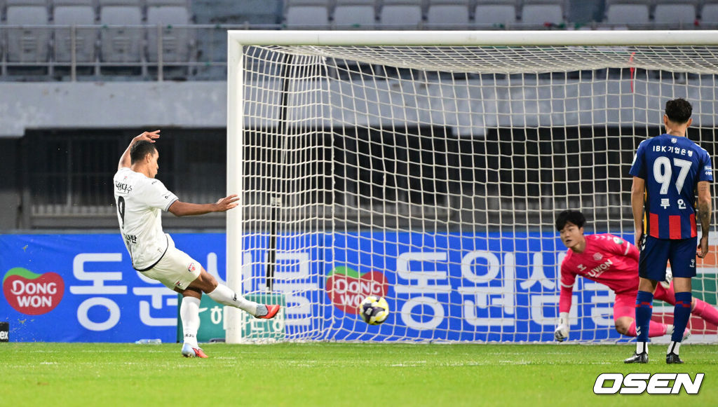 25일 수원종합운동장에서 하나은행 K리그1 2025 34라운드(파이널 라운드 1라운드) 수원FC와 제주SK의 경기가 열렸다.홈팀 수원FC는 승점 38(10승 8무 15패)로 10위, 원정팀 제주는 승점 32(8승 8무 17패)로 11위를 기록 중이다.후반 제주SK 조나탄이 패널니킥으로 팀의 두 번째 골을 성공하고 있다. 2025.10.25 /cej@osen.co.kr