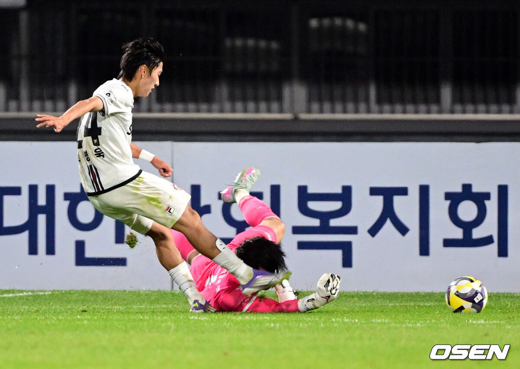 25일 수원종합운동장에서 하나은행 K리그1 2025 34라운드(파이널 라운드 1라운드) 수원FC와 제주SK의 경기가 열렸다.홈팀 수원FC는 승점 38(10승 8무 15패)로 10위, 원정팀 제주는 승점 32(8승 8무 17패)로 11위를 기록 중이다.후반 제주SK 최병욱이 슛을 시도하던 중 수원FC 황재윤과 충돌하고 있다. 2025.10.25 /cej@osen.co.kr