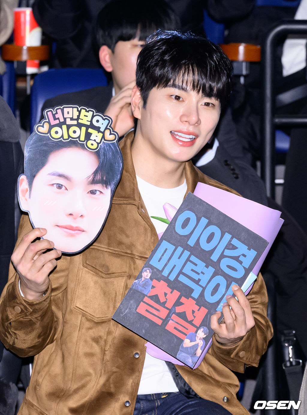 22일 서울 CGV 용산아이파크몰에서 영화 '히트맨2'(감독 최원섭) 무대인사가 진행됐다.‘히트맨2’는 대히트 흥행 작가에서 순식간에 ‘뇌절작가’로 전락한 ‘준’(권상우 분)이 야심 차게 선보인 신작 웹툰을 모방한 테러가 발생하고, 하루아침에 범인으로 몰리면서 벌어지는 코믹 액션 영화다. 오는 22일 개봉.배우 이이경이 관객과 기념촬영을 하고 있다. /2025.01.22 /sunday@osen.co.kr