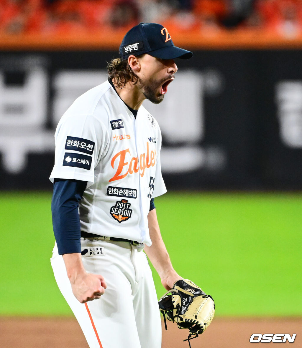 24일 오후 대전 한화생명볼파크에서 2025 신한 SOL Bank KBO리그 포스트시즌 플레이오프 5차전 한화 이글스와 삼성 라이온즈의 경기가 열렸다.한화는 코디 폰세, 삼성은 최원태를 선발 투수로 내세웠다.7회초 2사 2,3루에서 한화 와이스가 삼성 디아즈를 좌익수 플라이로 처리하며 포효하고 있다. 2025.10.24 /jpnews@osen.co.kr