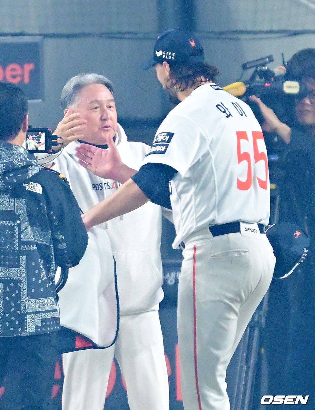 프로야구 한화 이글스가 24일 대전 한화생명볼파크에서 열린 2025 신한 SOL뱅크 KBO 플레이오프(5전 3선승제) 삼성 라이온즈와의 5차전에서 11-2 완승을 거뒀다.정규시즌 2위에 올라 플레이오프에 직행한 한화는 시리즈 전적 3승 2패로 한국시리즈행 티켓을 거머쥐었다. 2006년 이후 19년 만에 한국시리즈 진출이다. 반면 NC 다이노스와 와일드카드 결정전(1승 1패), SSG 랜더스와 준플레이오프(3승 1패)를 거쳐 플레이오프에 오른 4위 삼성은 투혼의 명승부에도 2년 연속 한국시리즈 진출이 좌절됐다. 경기를 마치고 승리한 한화 김경문 감독과 와이스가 기뻐하고 있다. 2025.10.24 / dreamer@osen.co.kr