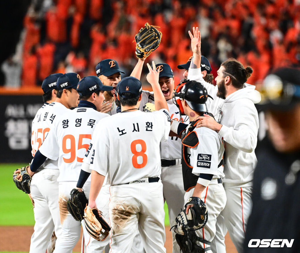 한국시리즈 진출을 확정한 한화 선수들이 승리를 기뻐하고 있다. 2025.10.24 /jpnews@osen.co.kr