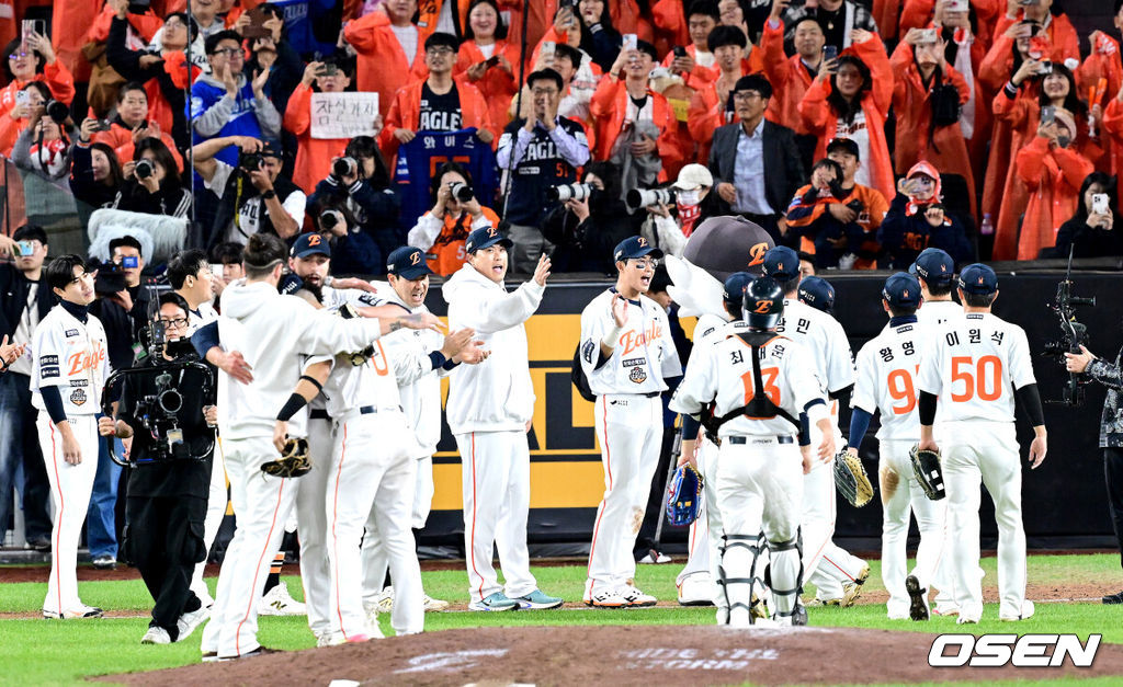 프로야구 한화 이글스가 24일 대전 한화생명볼파크에서 열린 2025 신한 SOL뱅크 KBO 플레이오프(5전 3선승제) 삼성 라이온즈와의 5차전에서 11-2 완승을 거뒀다.정규시즌 2위에 올라 플레이오프에 직행한 한화는 시리즈 전적 3승 2패로 한국시리즈행 티켓을 거머쥐었다. 2006년 이후 19년 만에 한국시리즈 진출이다. 반면 NC 다이노스와 와일드카드 결정전(1승 1패), SSG 랜더스와 준플레이오프(3승 1패)를 거쳐 플레이오프에 오른 4위 삼성은 투혼의 명승부에도 2년 연속 한국시리즈 진출이 좌절됐다. 경기를 마치고 승리한 한화 선수들이 기뻐하고 있다. 2025.10.24 / dreamer@osen.co.kr