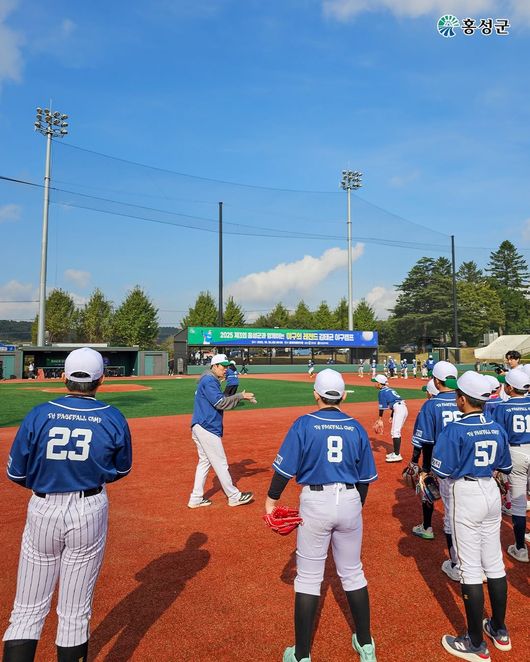 KT 허경민이 25일 충남 홍성군 만해야구장에서 열린 제3회 김태균 야구캠프에서 유소년 선수들을 지도하고 있다. /홍성군 제공
