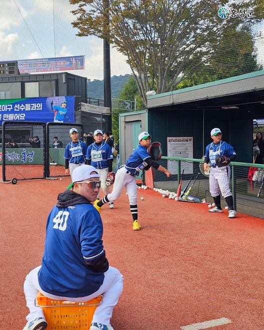 KIA 김태군이 25일 충남 홍성군 만해야구장에서 열린 제3회 김태균 야구캠프에서 유소년 선수들을 지도하고 있다. /홍성군 제공