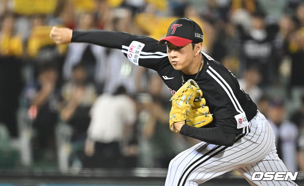 25일 울산 문수야구장에서 2025 신한 SOL 뱅크 KBO 리그 롯데 자이언츠와 LG 트윈스의 경기가 열렸다. 홈팀 롯데는 감보아가, 방문팀 LG는 손주영이 선발로 나섰다.LG 트윈스 김진수가 역투하고 있다. 2025.09.25 / foto0307@osen.co.kr